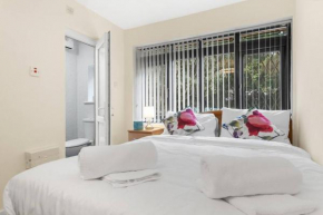 Studio Apartment with Garden Kitchenette & Parking Near Star City - NEC - Airport for Visitors & Contractors